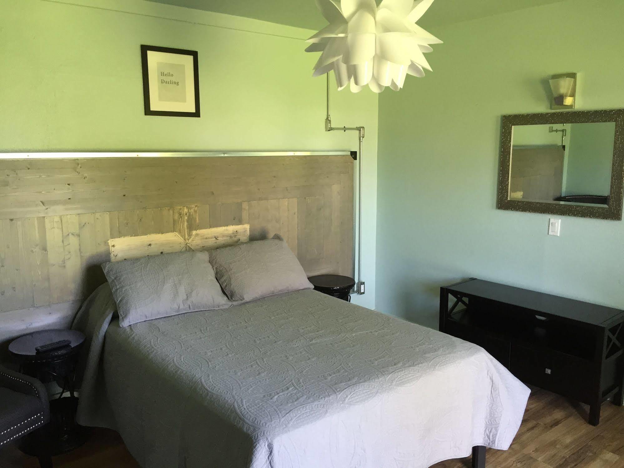 Rooms At The Pecan Olmito Экстерьер фото